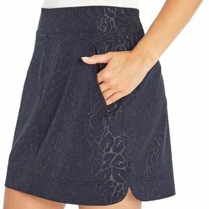 Orvis Women's Embossed Pull-On Travel Skort Black Rose Embossed Print, XL shorts